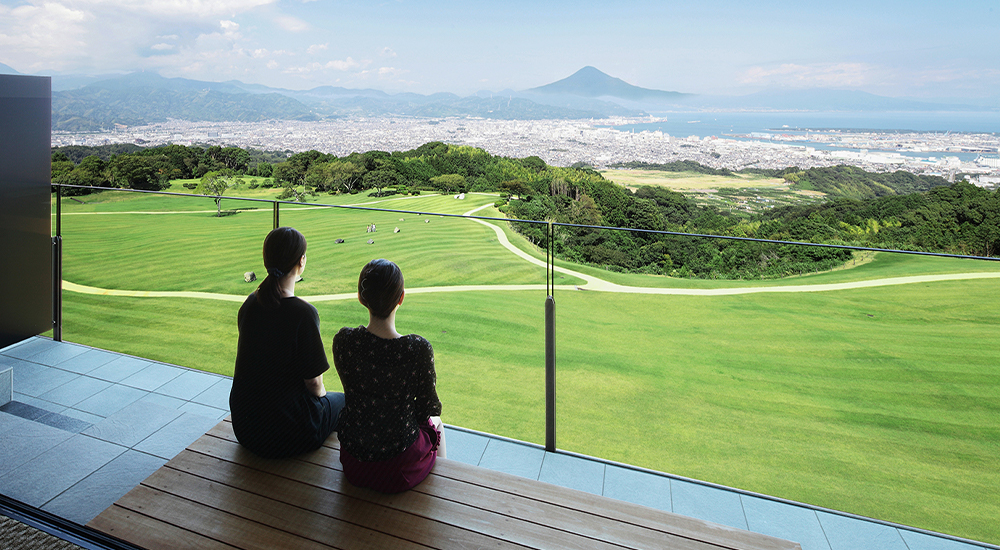 広々とした11平方メートルのバルコニーでは、富士山の絶景や庭園を吹き抜ける風など、日本平の自然を五感で楽しめます